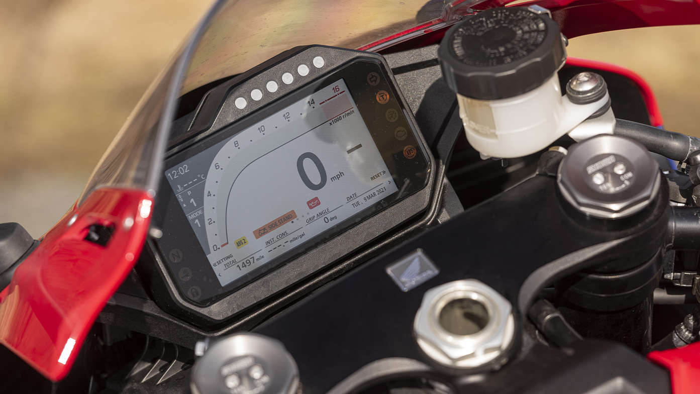 Honda CBR1000RR-R Fireblade focus on 5 inch TFT screen
