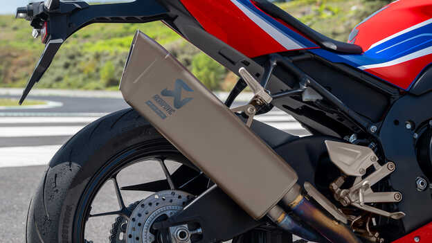 Honda CBR1000RR-R Fireblade with High-Efficiency Lightweight Akrapovic Titanium Muffler