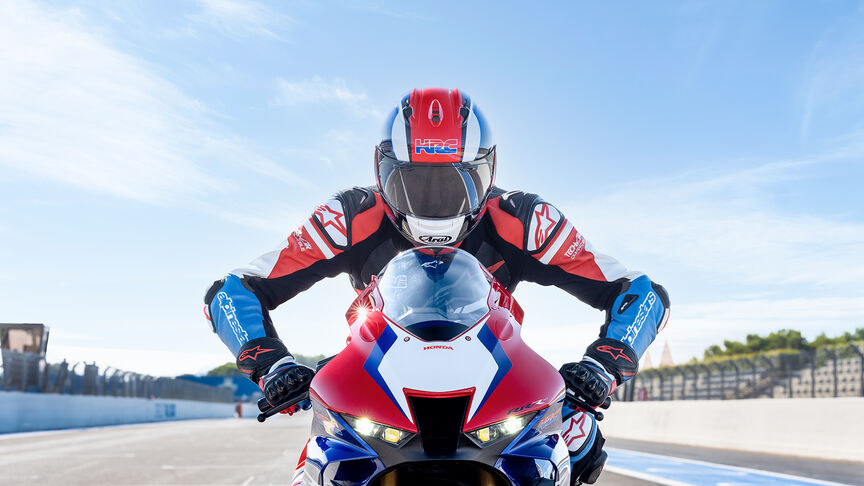 Honda CBR1000RR-R Fireblade SP highlighting High-RPM Inline Four Cylinder Semi Cam Engine