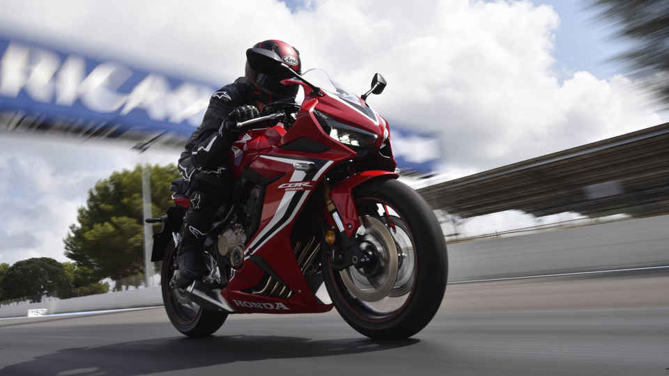 CBR650R, 3-quarter front right side speeding with rider on racetrack