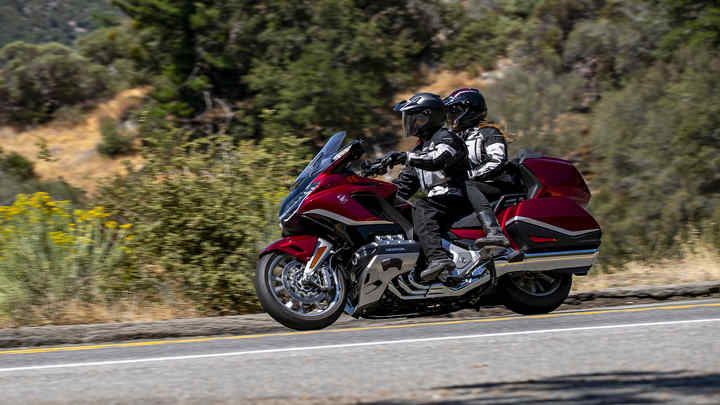 2021 Honda Gl1800 Gold Wing Tour - Honda Gl 1800 Goldwing 18 Gebrauchtmotorrad Gebrauchte Motorrader Suchen Name Site - Oblika je atletska in nakazuje več dinamike.
