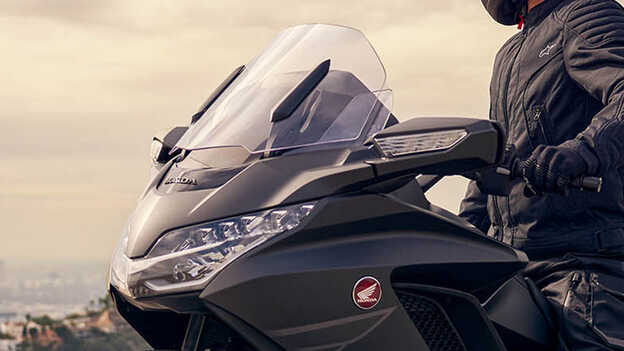 Honda GL1800 Gold Wing, Adjustable, electrically-operated windscreen
