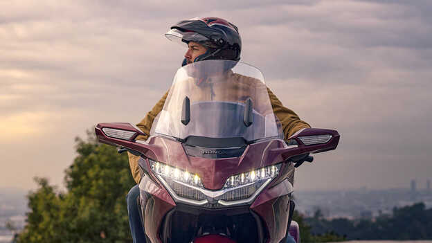 Honda GL1800 Gold Wing Tour, Extended electrically operated screen