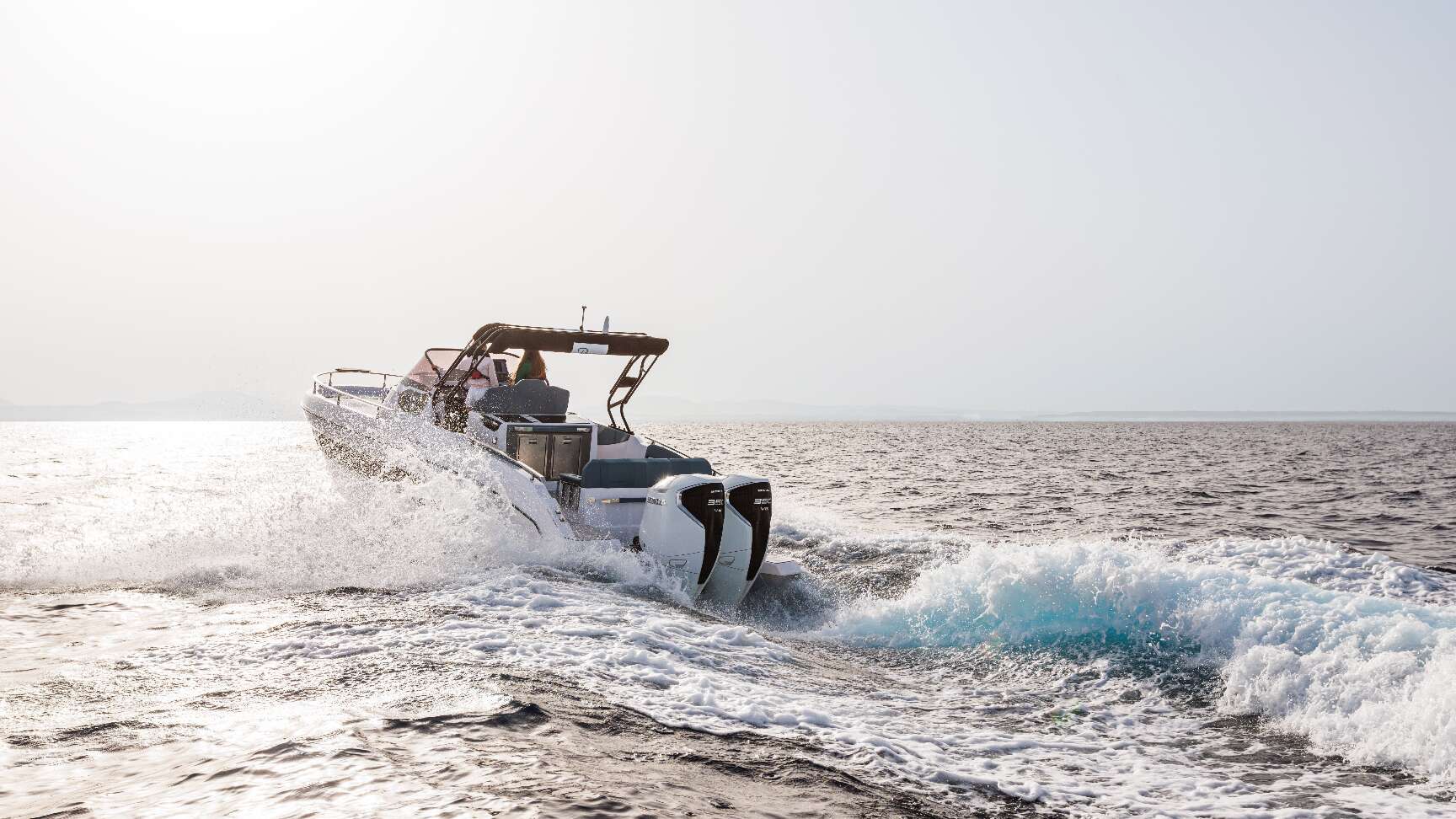 BF250 outboard motor, 3-quarter exterior