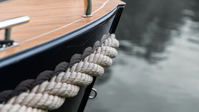 Side of a Maxima boat with the rope 