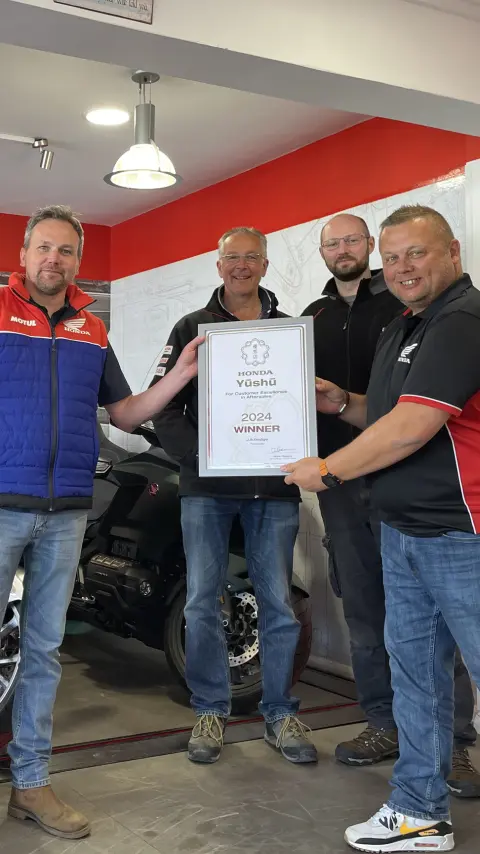 Honda dealership being presented Yushu award