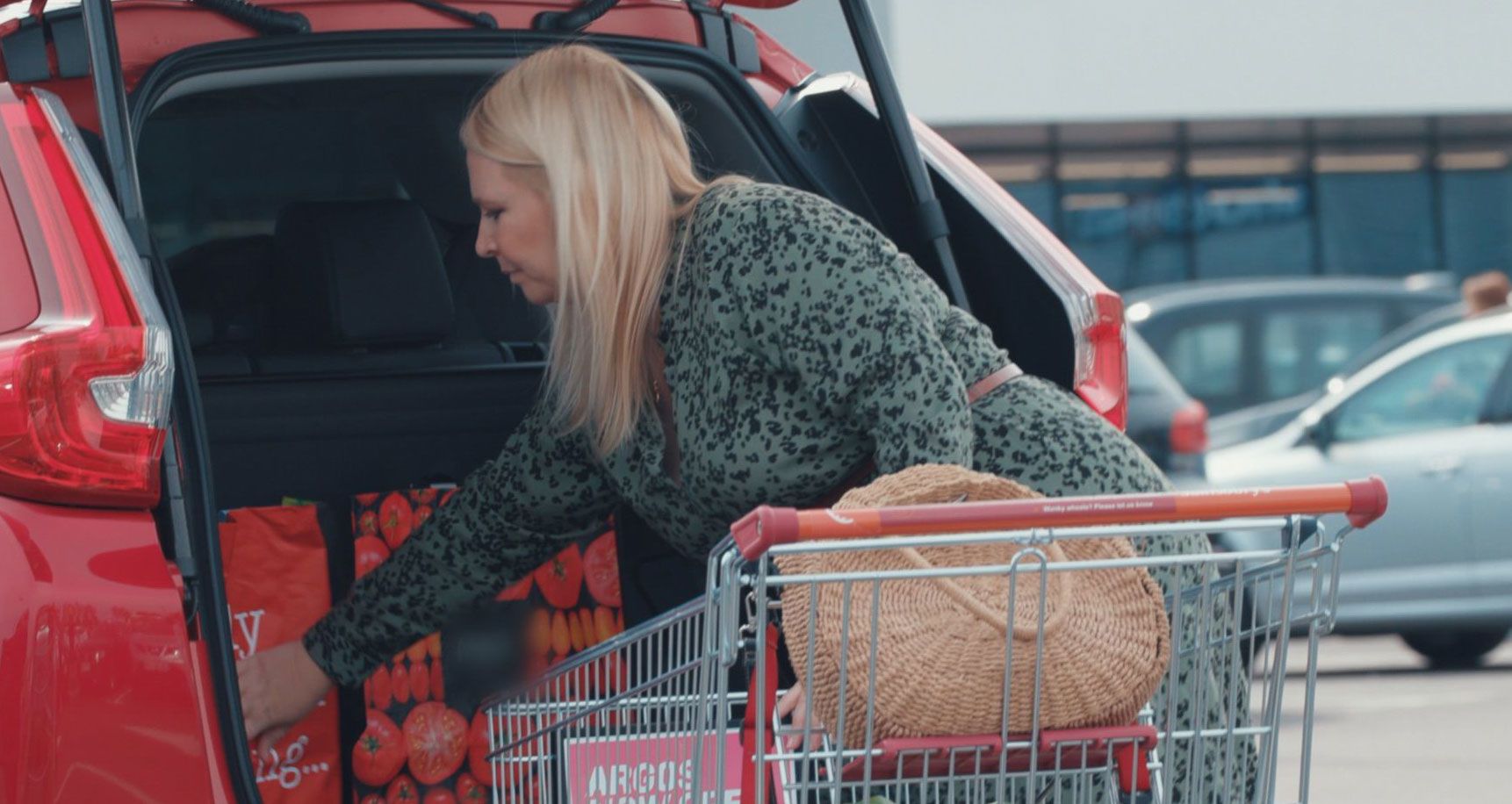 emma conway brummy mummy of two loading cr-v with shopping Honda Engine Room